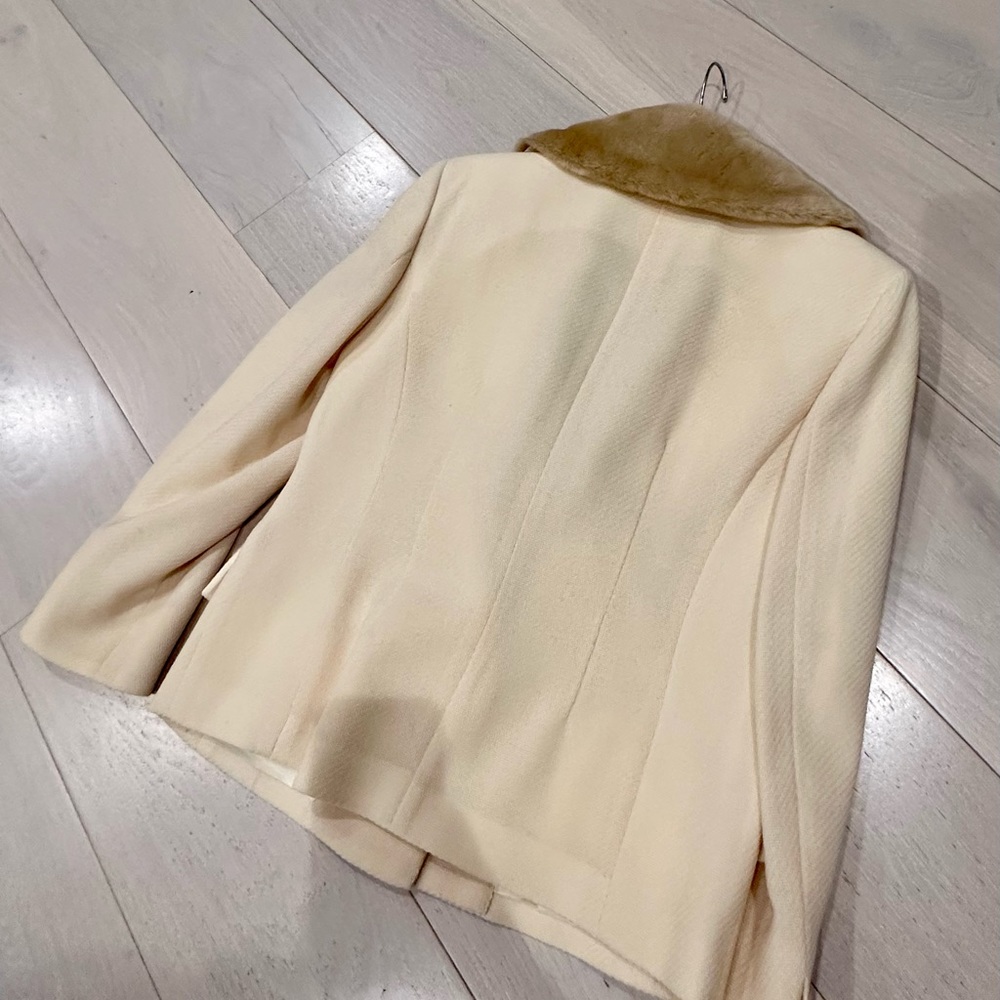 Emanuel Ungaro wool BlazerWith RemovableFur CollarVintage statement piece
Size 8 - Picture 3 of 9